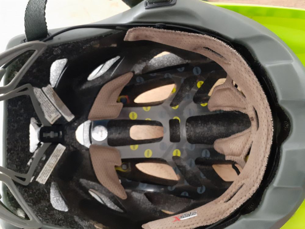 https://media.bikehub.co.za/production/Media/MarketplaceItem/2020/388756/giro-montaro-mips-1579117489-3391_medium.jpg