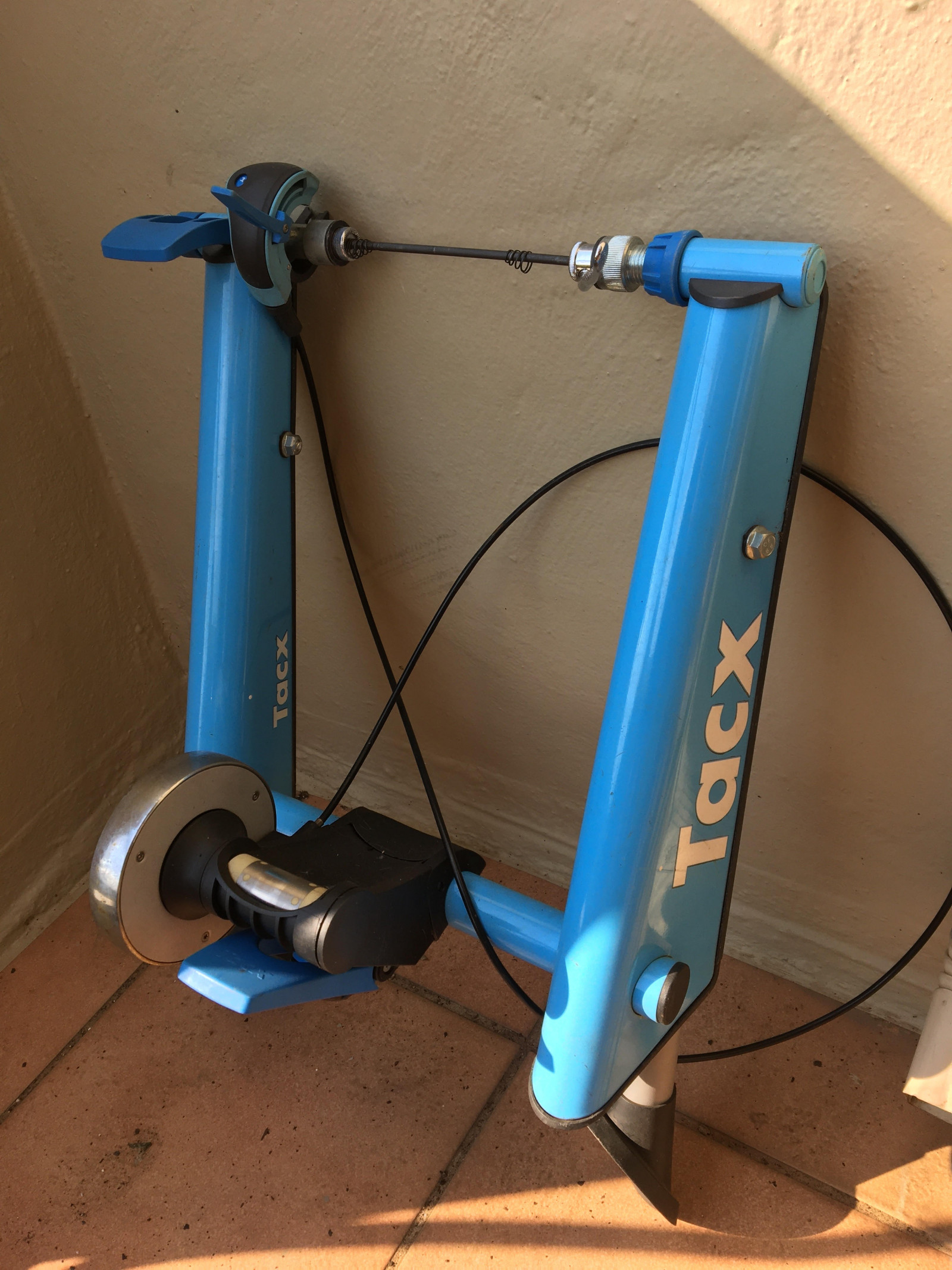 TACX　BLUE MOTION Tacx Blue Matic Basic Trainer | Cycling Trainer | Garmin