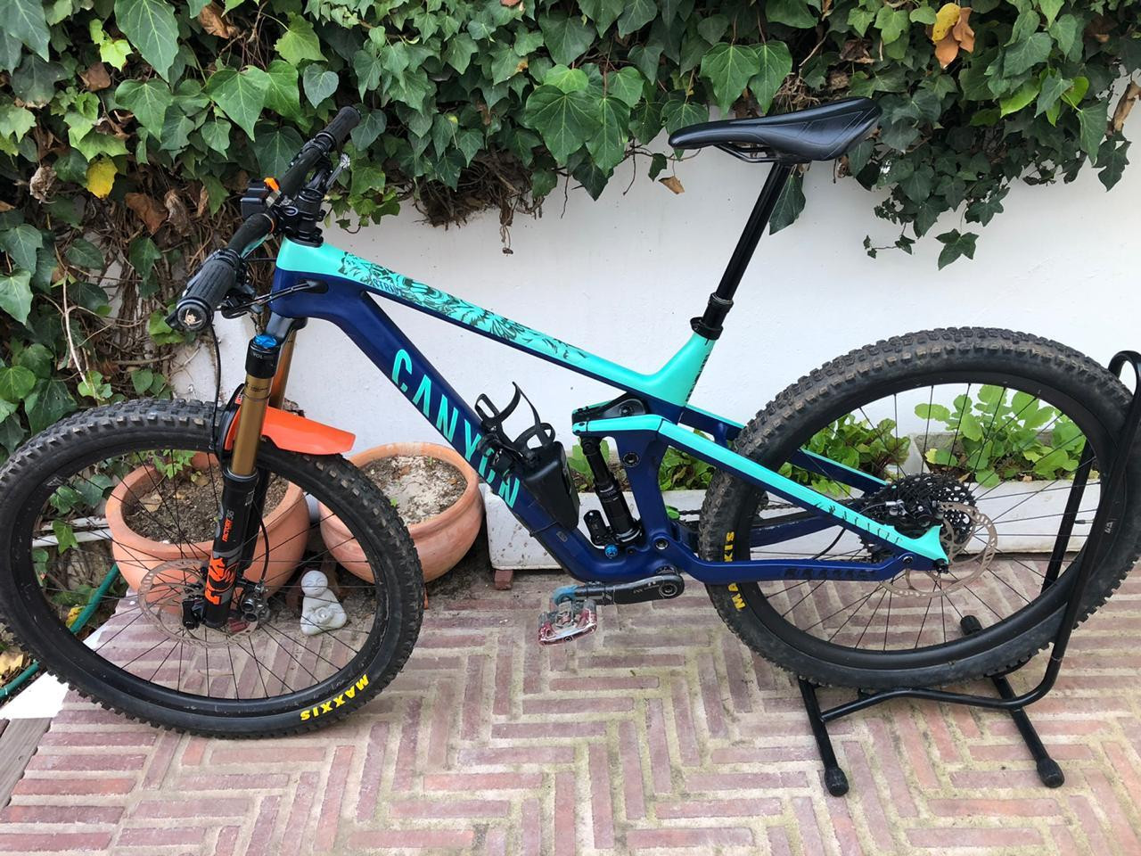 2019 Canyon Strive (L) CF frame and shock Dual Suspension