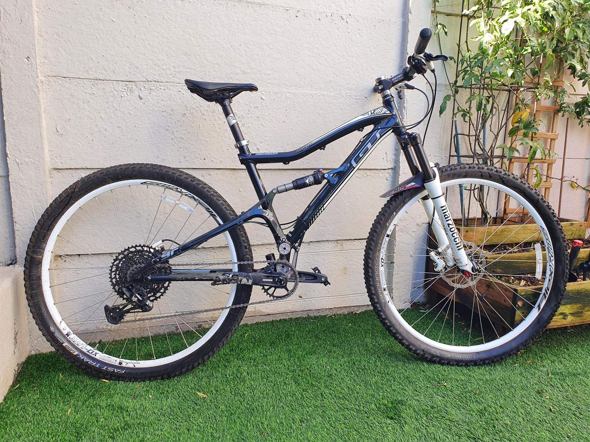 GT Sensor Expert 29er Dual Suspension Mountain Bikes Bike Hub - Main Image