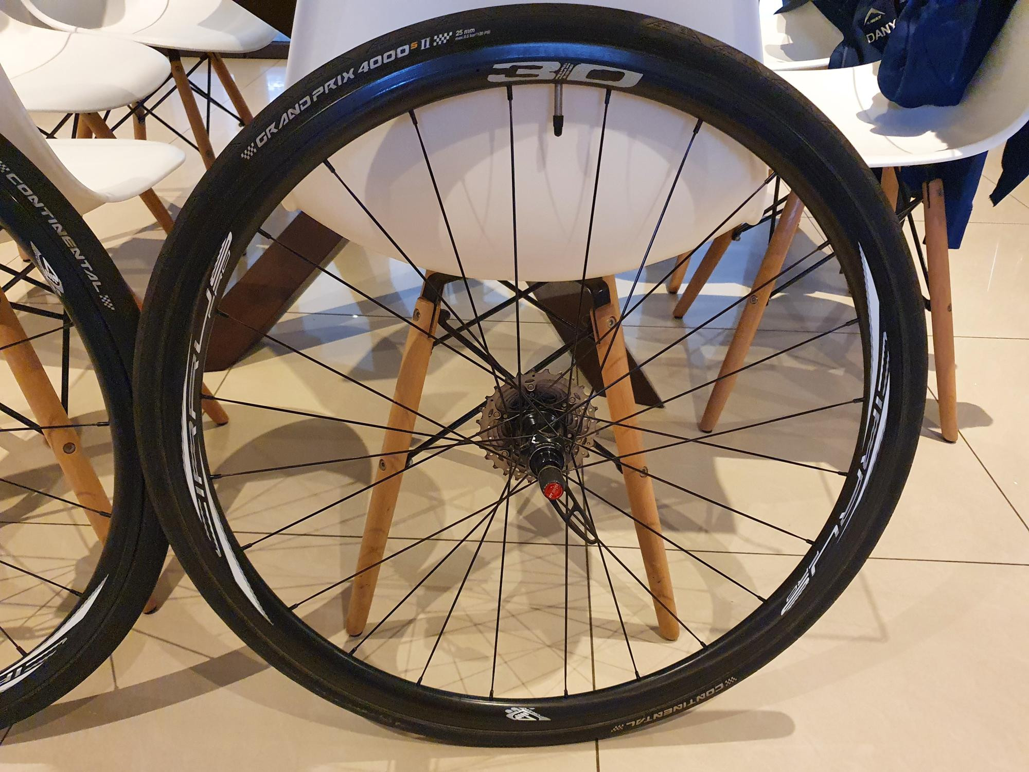 Carbon Wheels DT Swiss 240s hubs tyres cass Road Bike