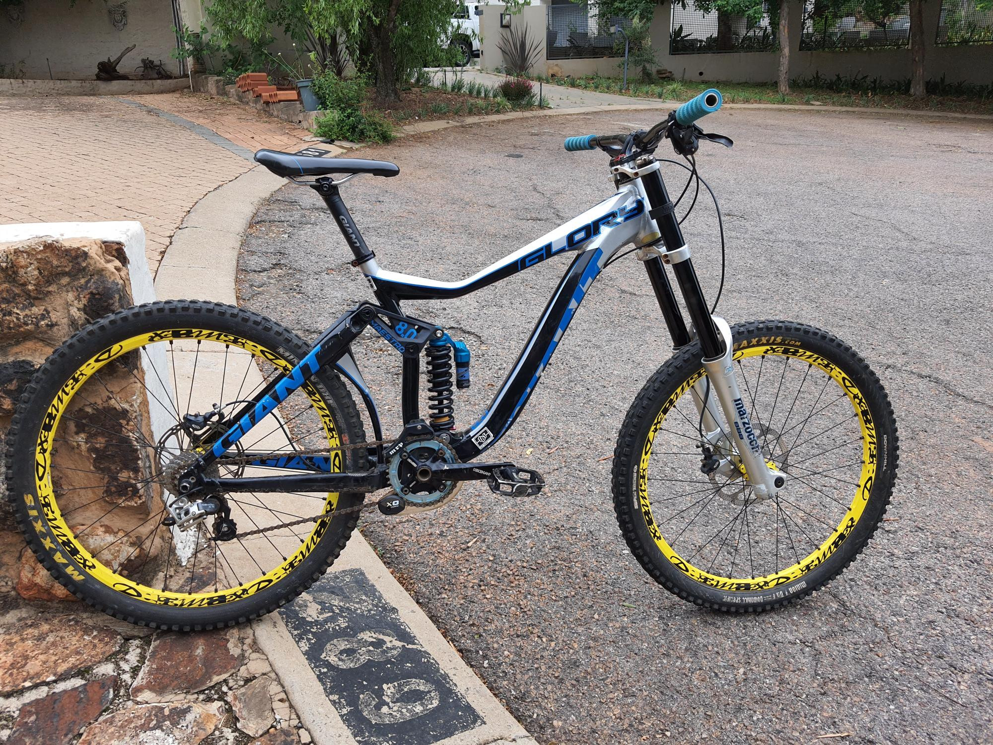 2013 Giant Glory Downhill Bikes Bike Hub