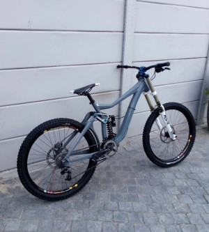 Giant glory 01 I Downhill Bikes Bike Hub