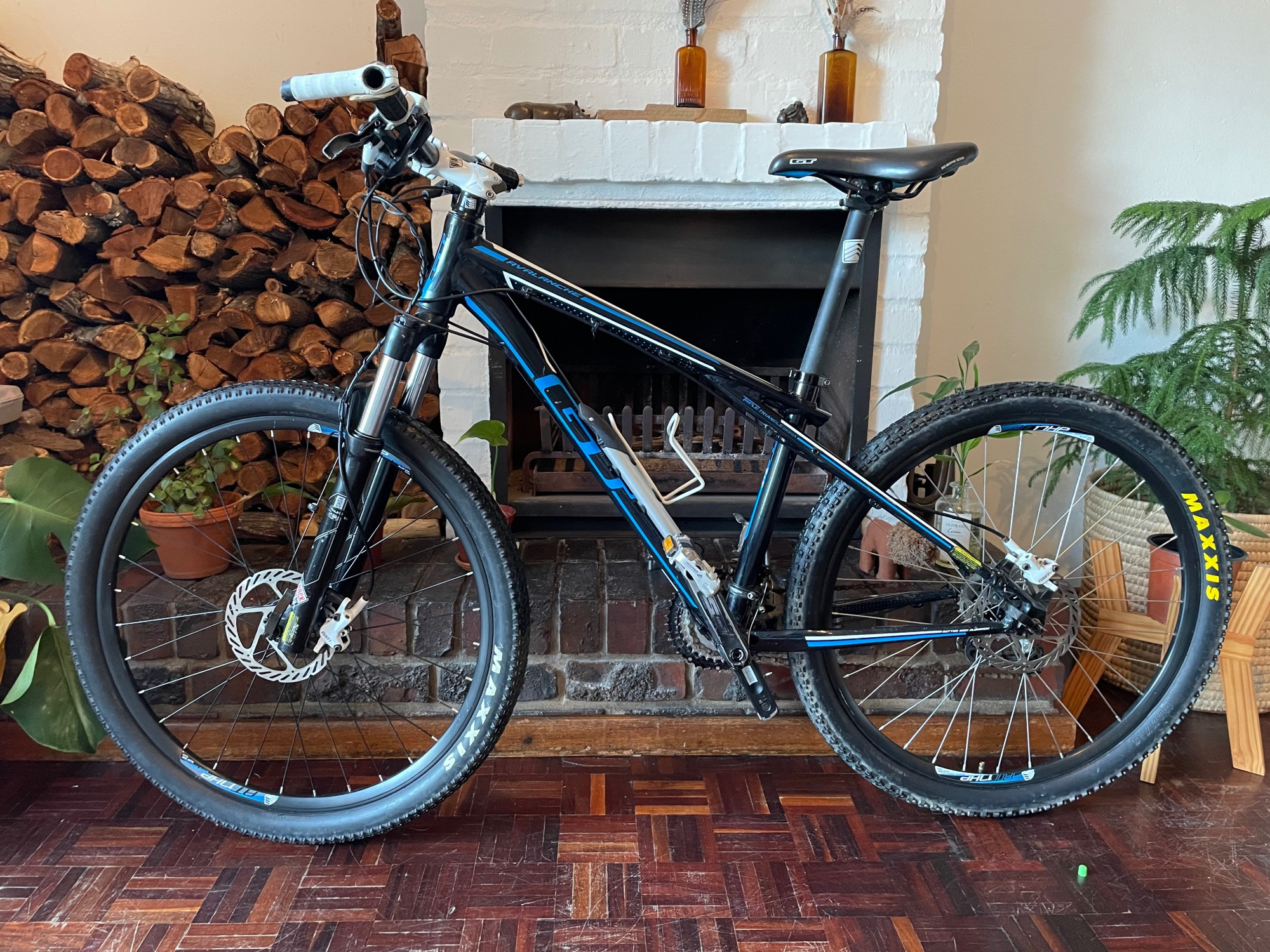GT アバランチェ1.0 ディスク　deore kmc OLD MTB GT Avalanche 1.0 Mountain Bike - Small | Hardtail Mountain Bikes