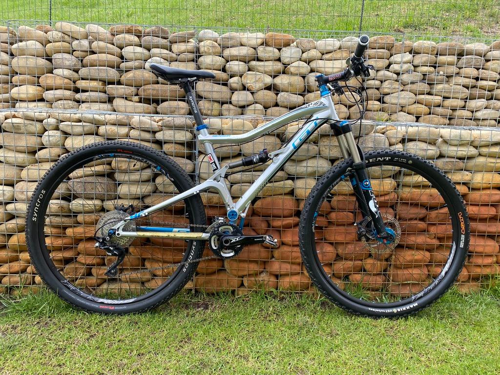 2012 GT Sensor 9R Pro Dual Suspension Mountain Bikes Bike Hub