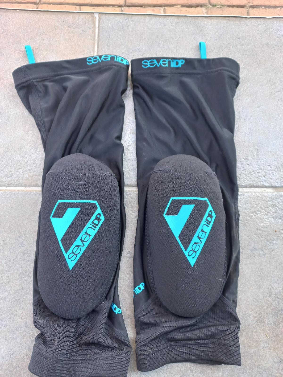 7iDP Transition knee guards XL Bike Hub