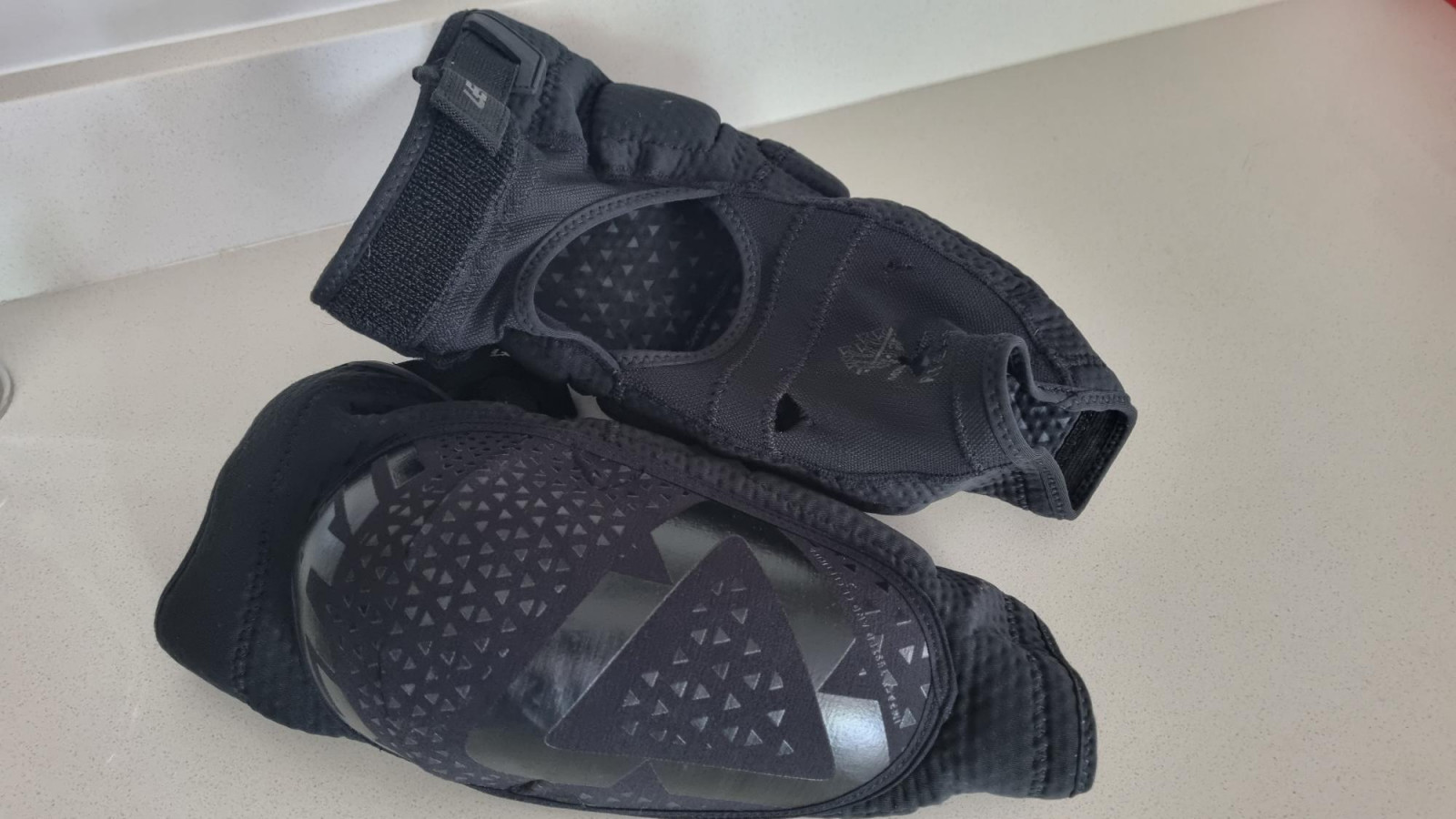 Leatt Knee Guards Bike Hub