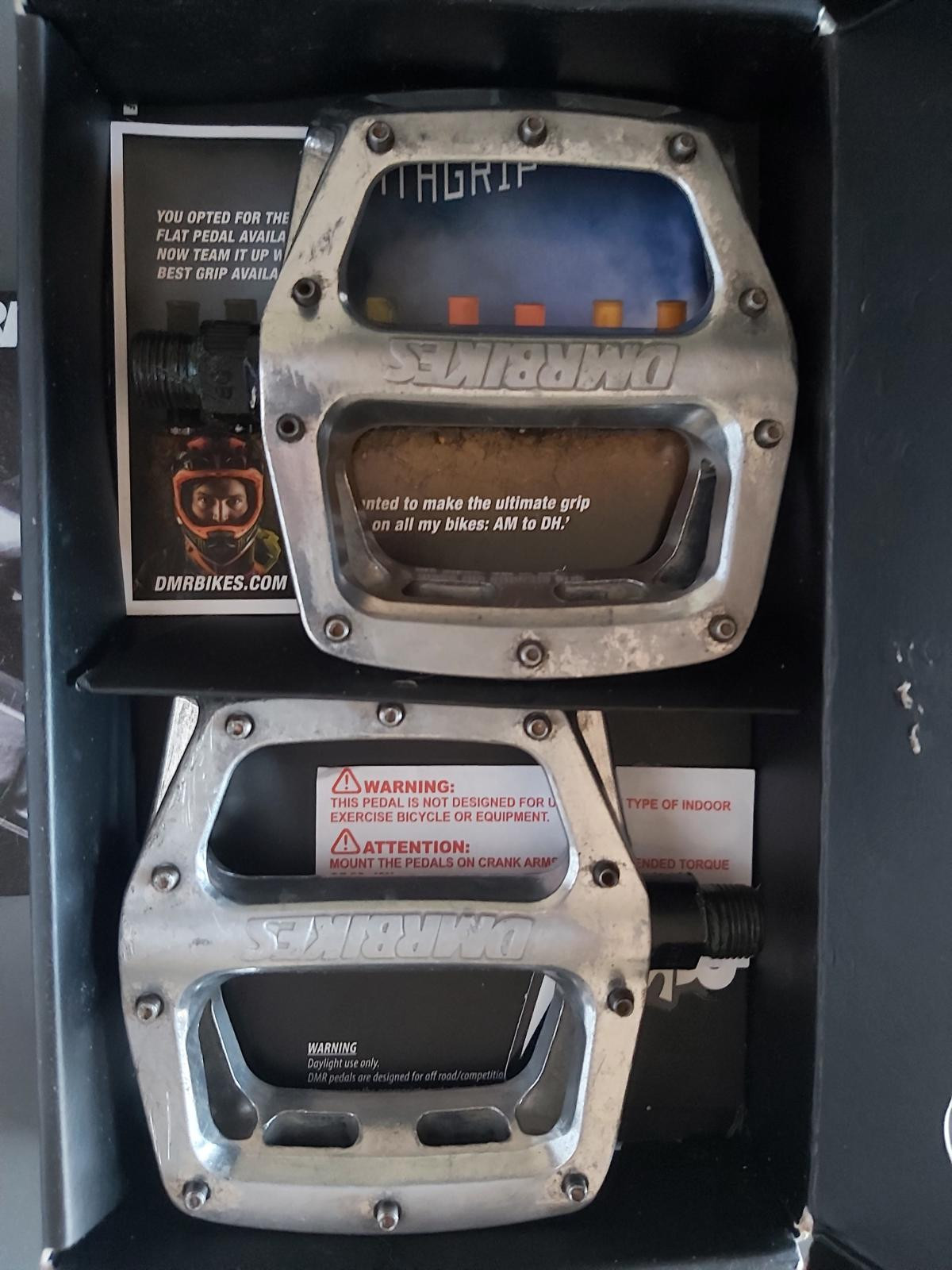 dmr v8 flat pedals