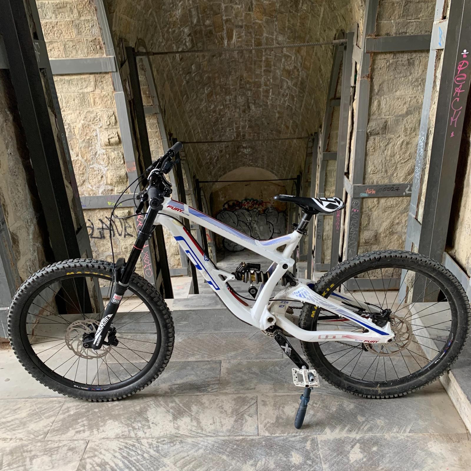 Gt Fury Elite Carbon Downhill Bike GT Fury 2016 M Downhill Bikes