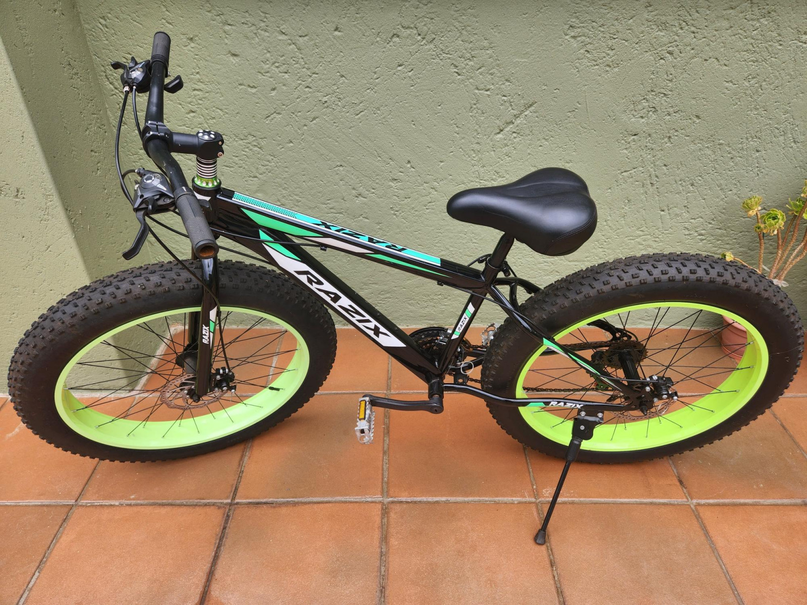 Razix Fat Bike | Fat Bikes | Bike Hub