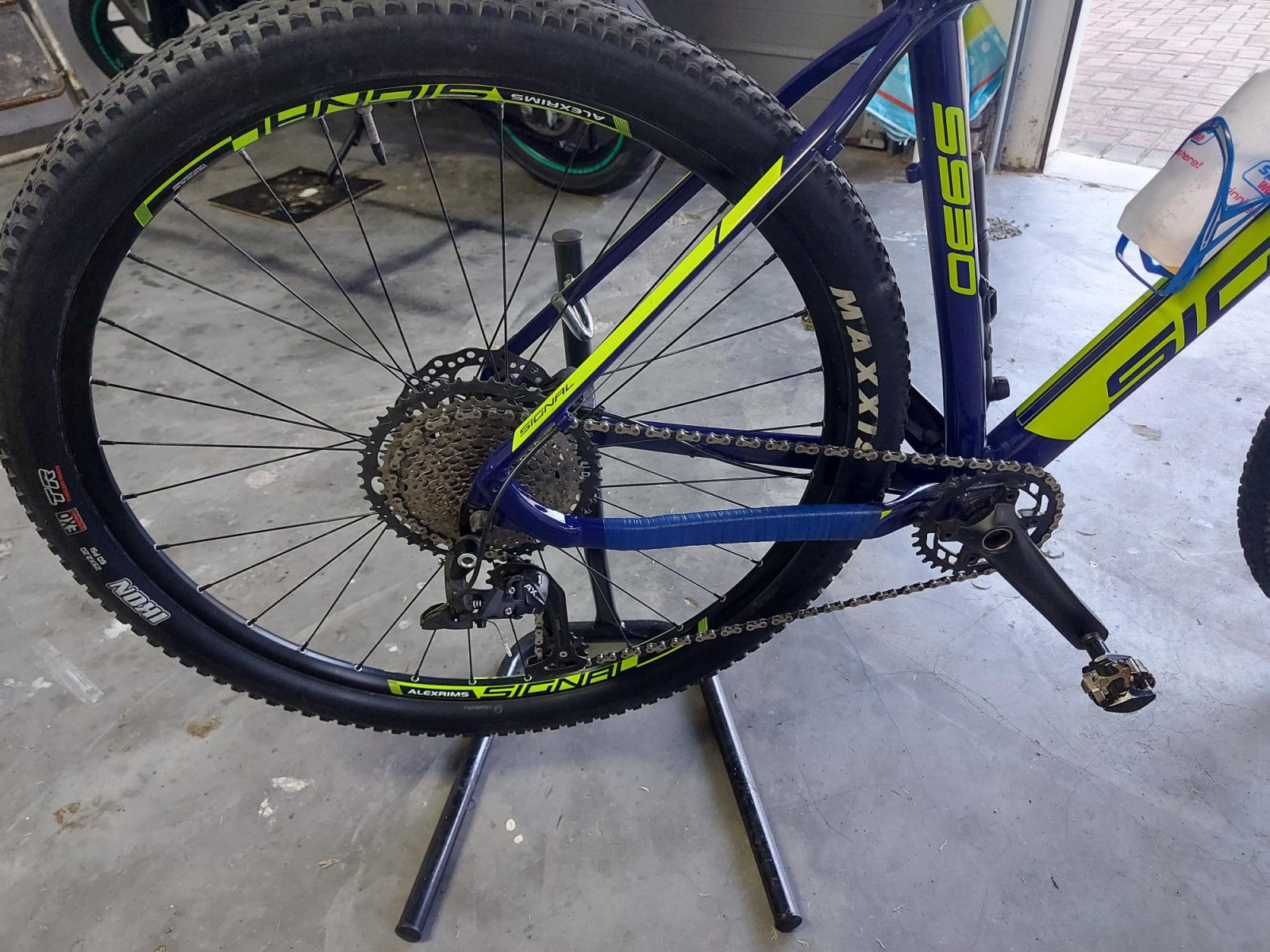 Signal S930 Hardtail Mountain Bikes Bike Hub