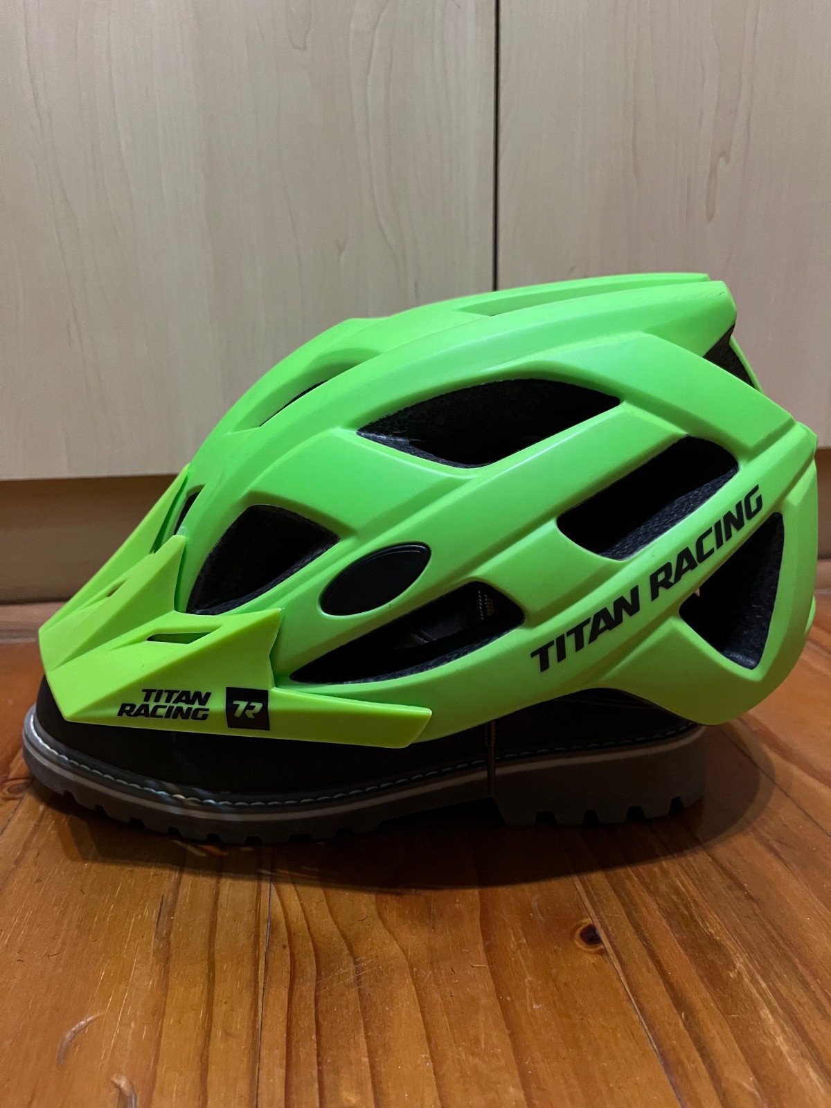 Titan Shredder MTB Helmet Bike Hub