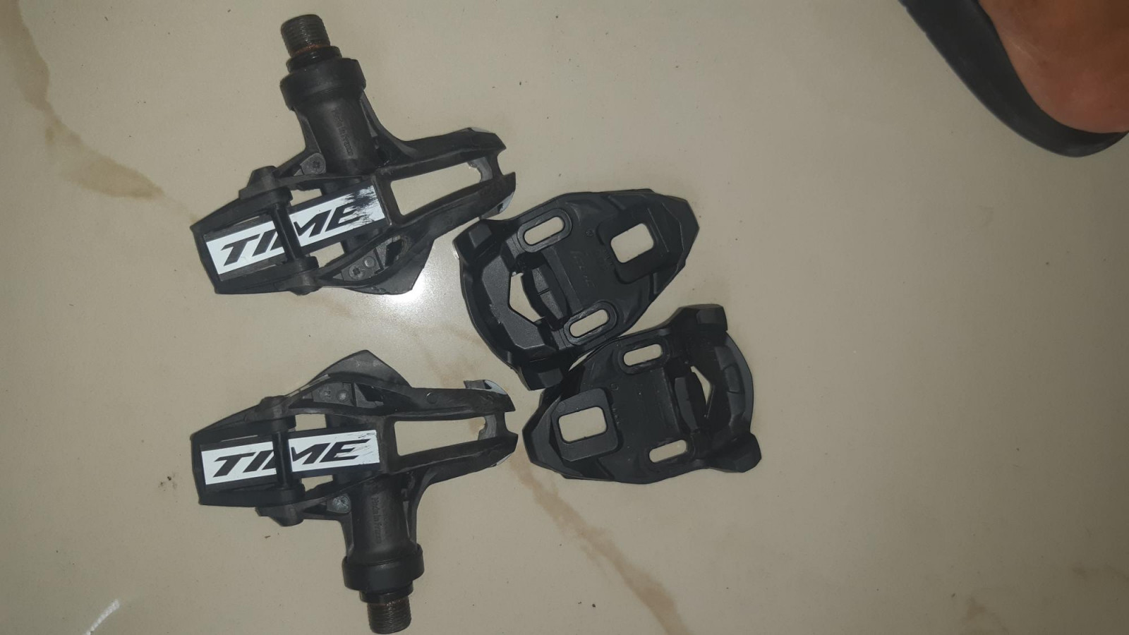 Time pedals with cleats Bike Hub