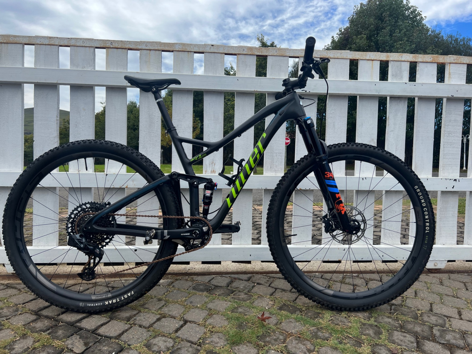 Niner RKT Carbon | Dual Suspension Mountain Bikes | Bike Hub