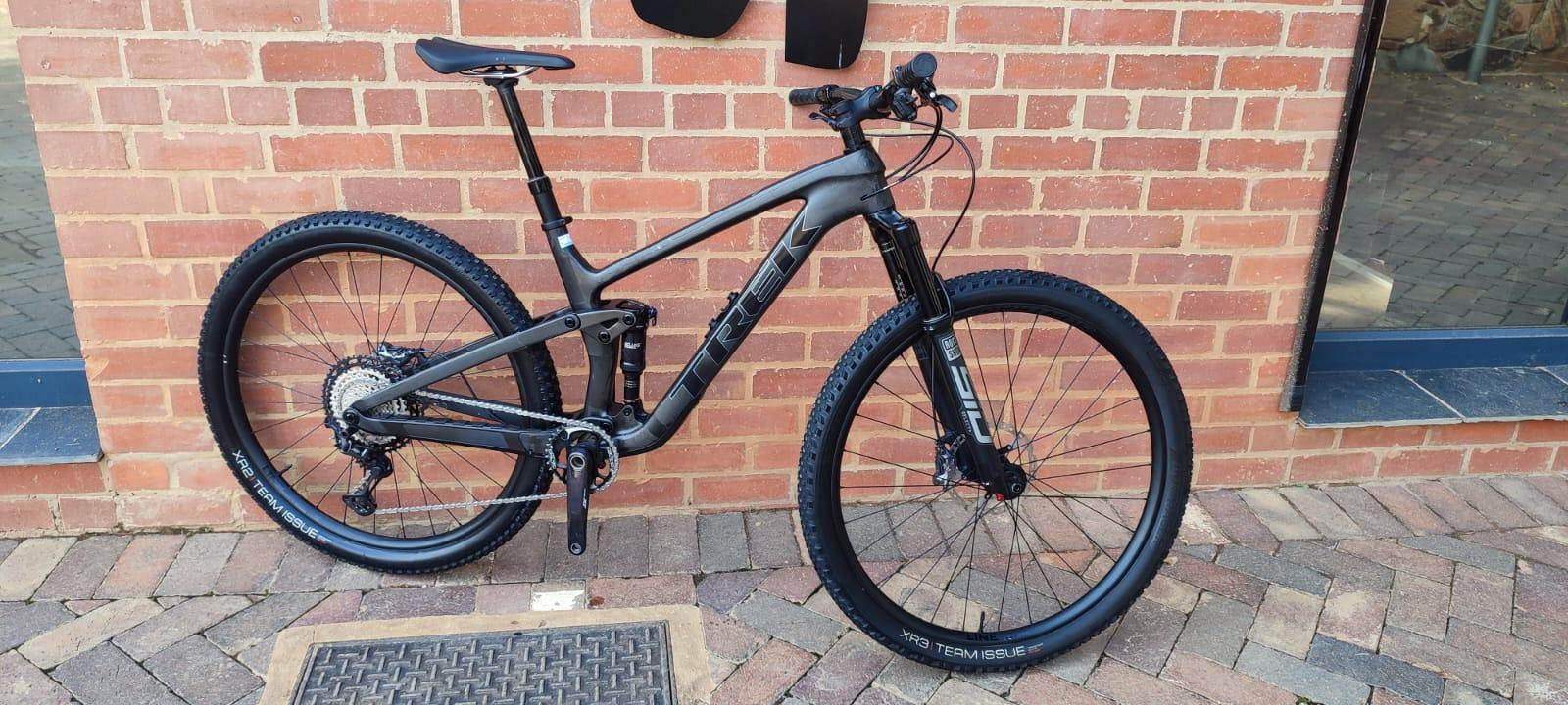 2022 Trek Top Fuel 9.8 XT Medium/Large Bike Hub