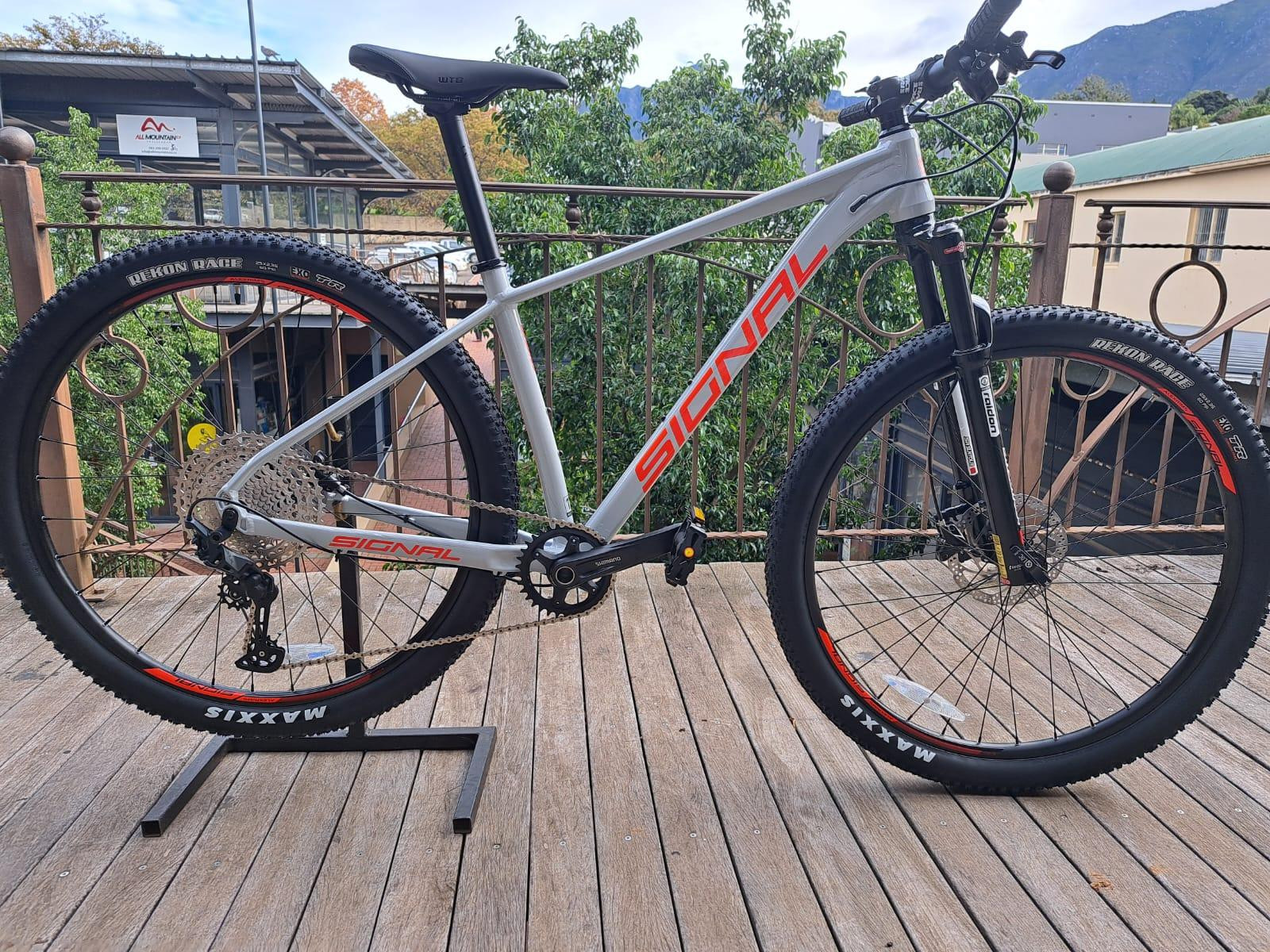 Signal S910 (Medium) Bike Hub