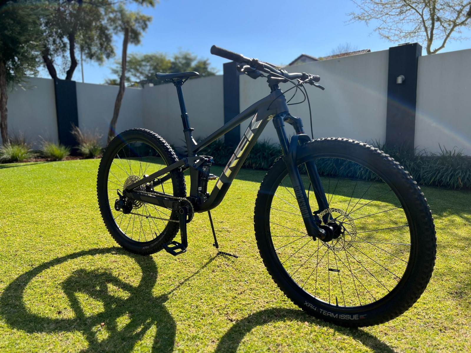 2022 Trek Top Fuel 7 (Medium frame) Dual Suspension Mountain Bikes