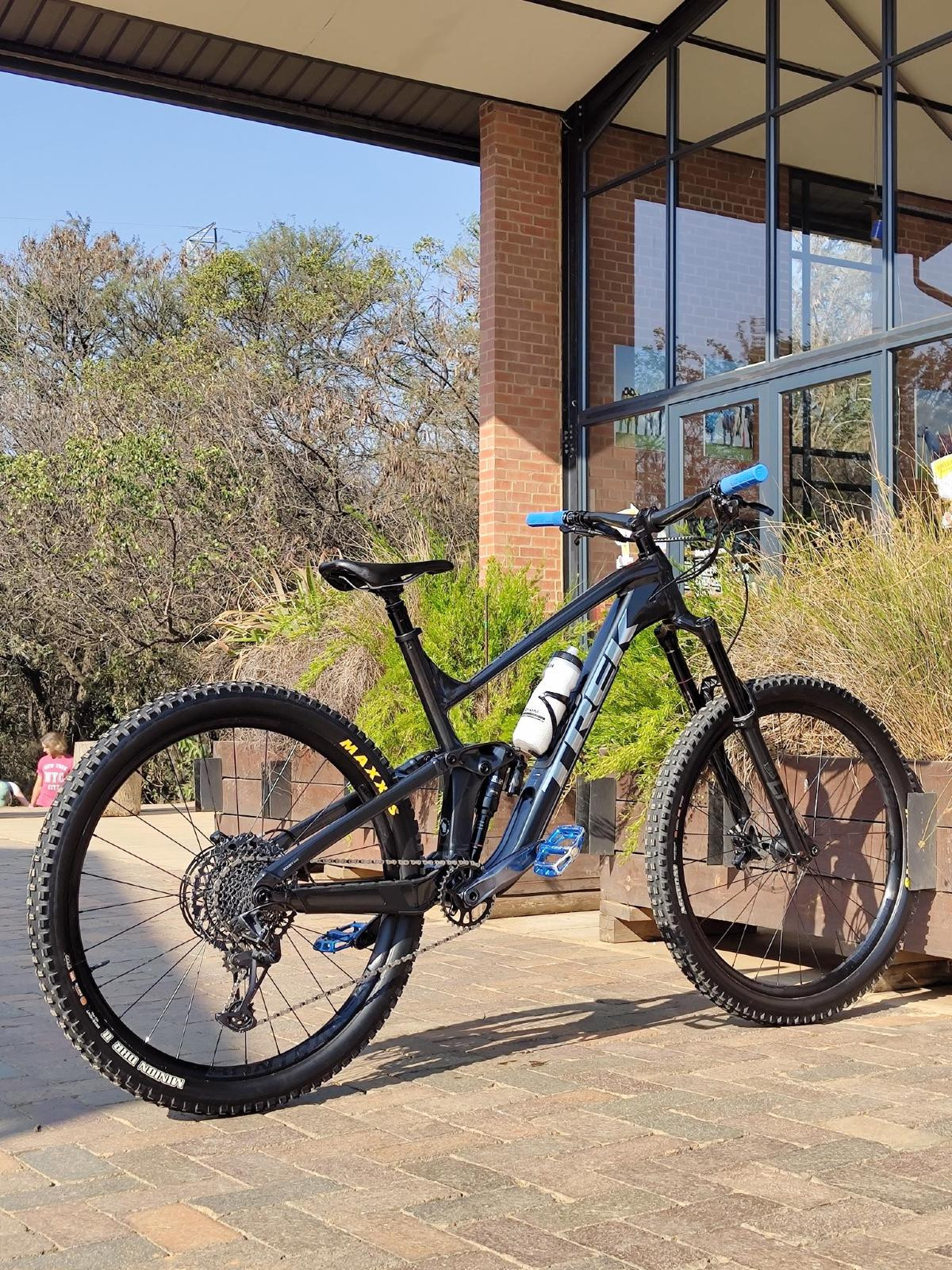 Trek Slash 8 2022 XL Dual Suspension Mountain Bikes Bike Hub