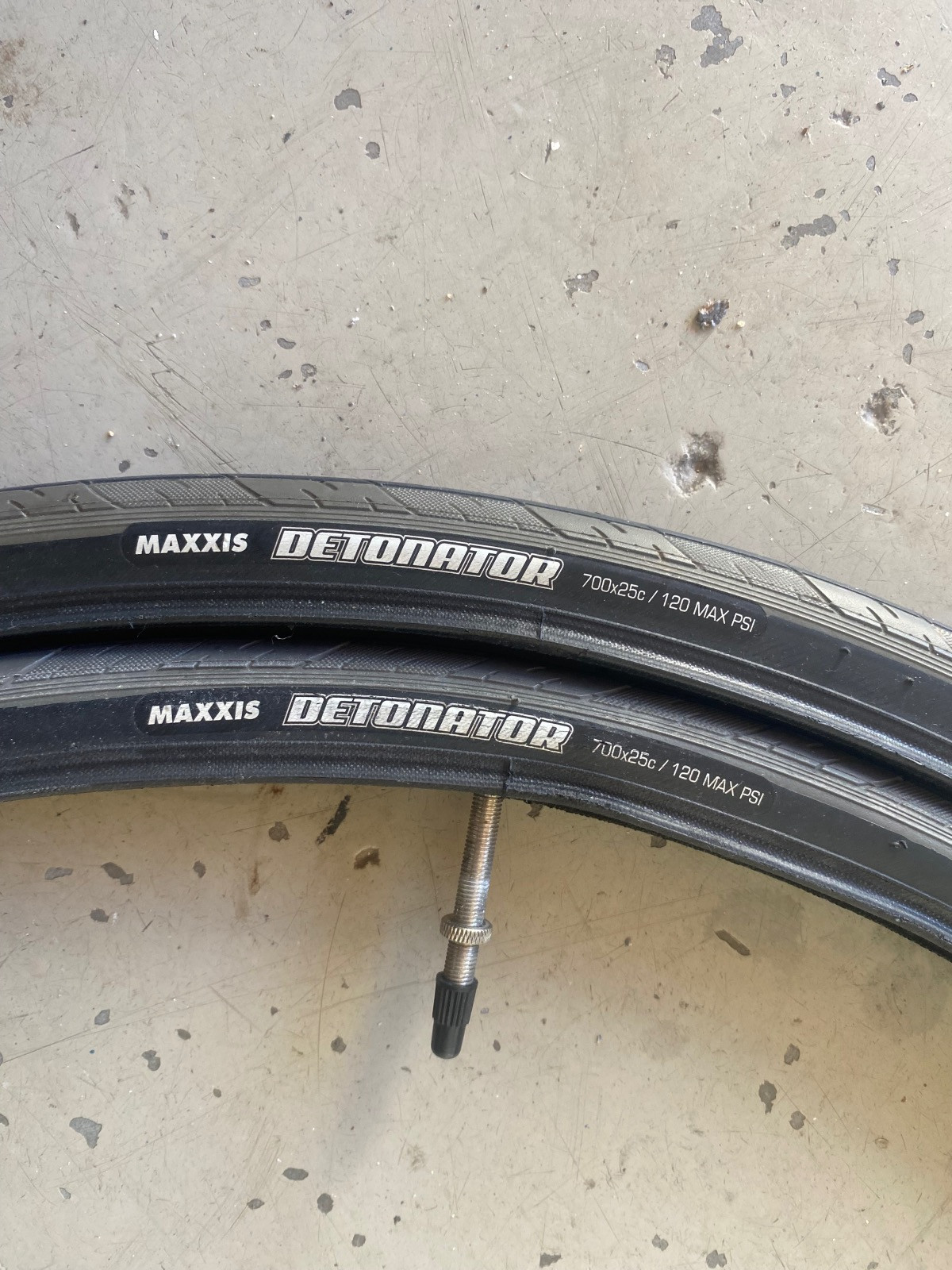 Maxxis Detonator 700x25c Road Bike Tyres Bike Hub