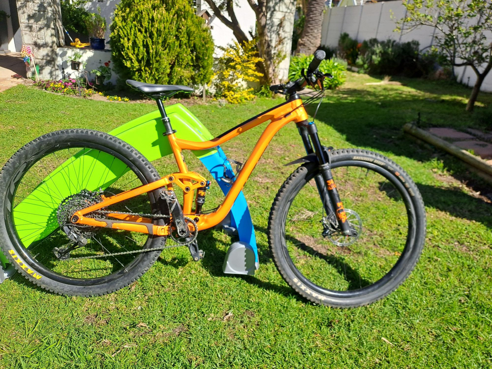 2018 Giant Trance Medium Mountain Bike Dual Suspension Mountain Bikes