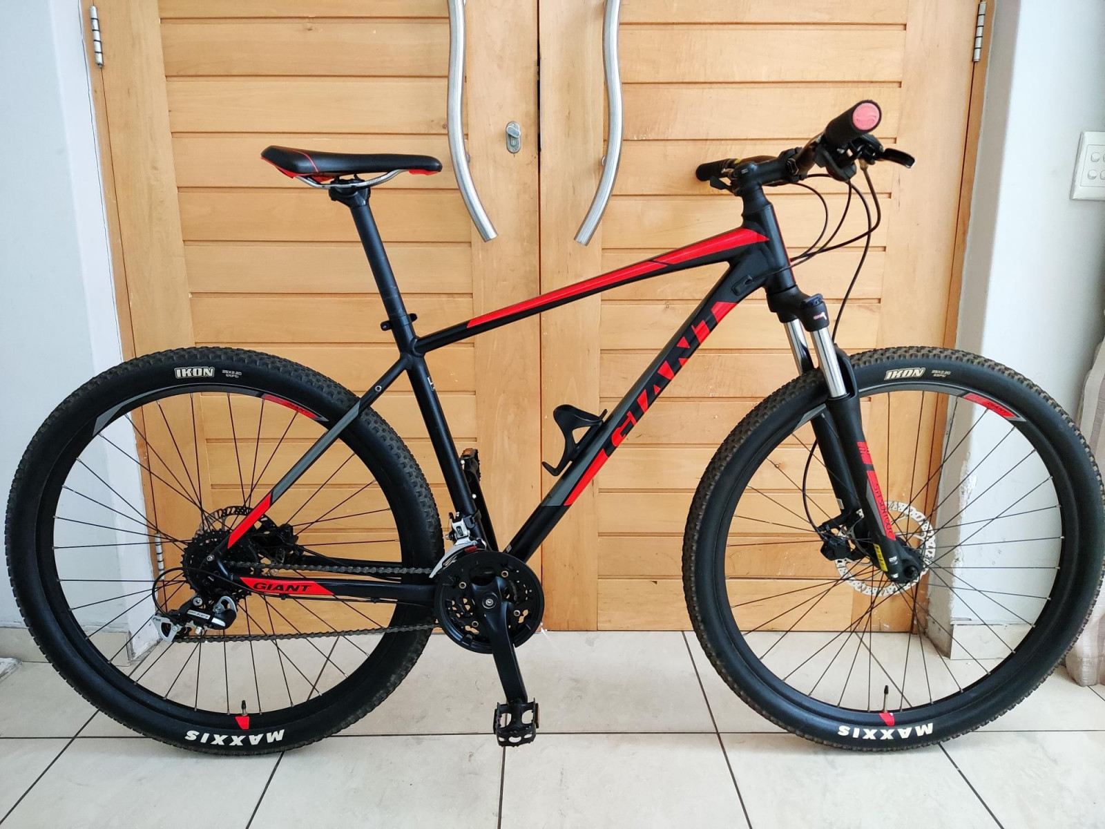 Giant Revel 29er Large frame Hardtail Mountain Bikes Bike Hub