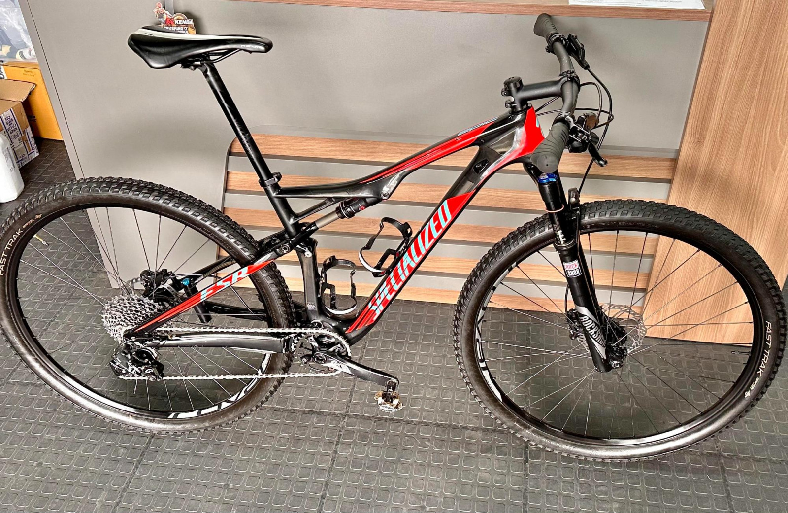 Medium carbon Specialized Epic. GX 11s Dual Suspension Mountain Bikes