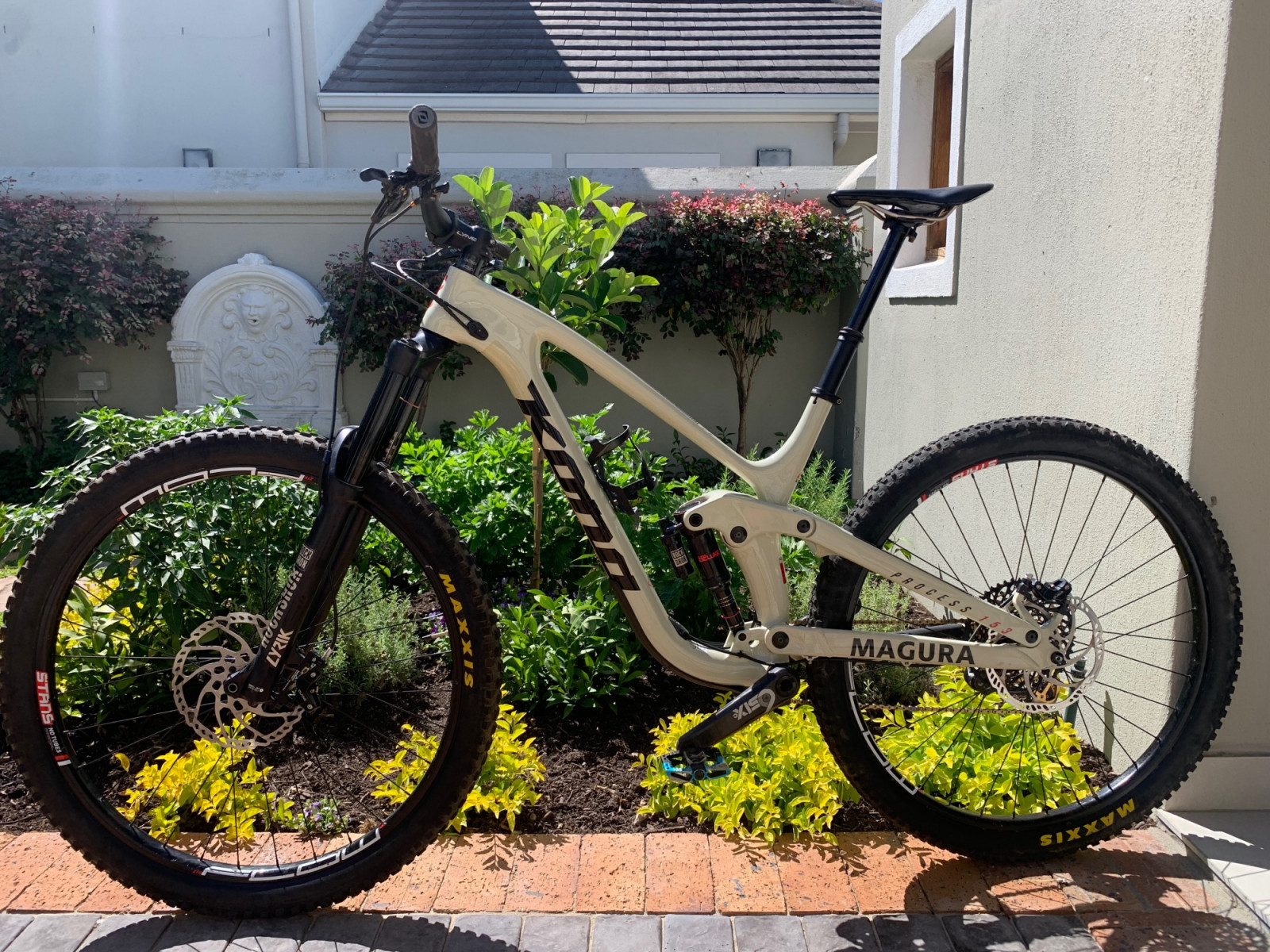 kona dual suspension mountain bike