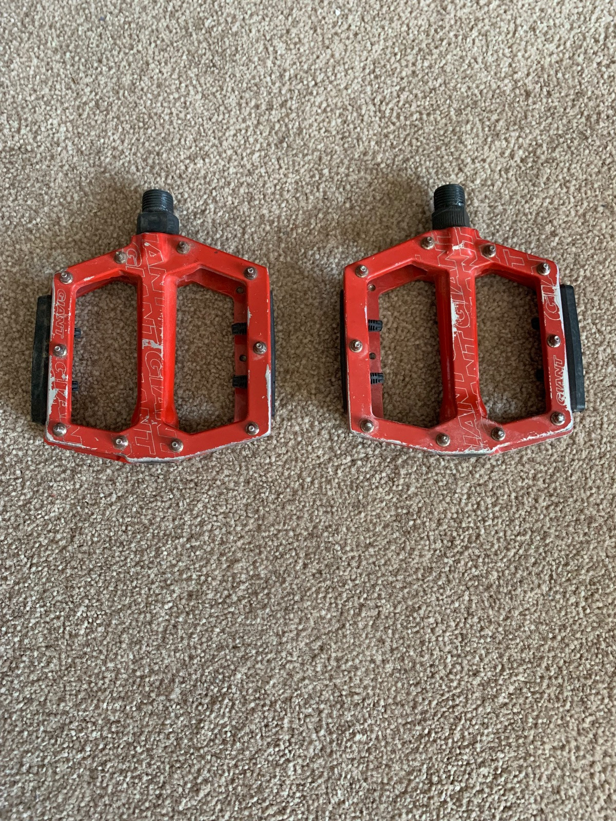 Giant red flat pedals Pedals Bike Hub