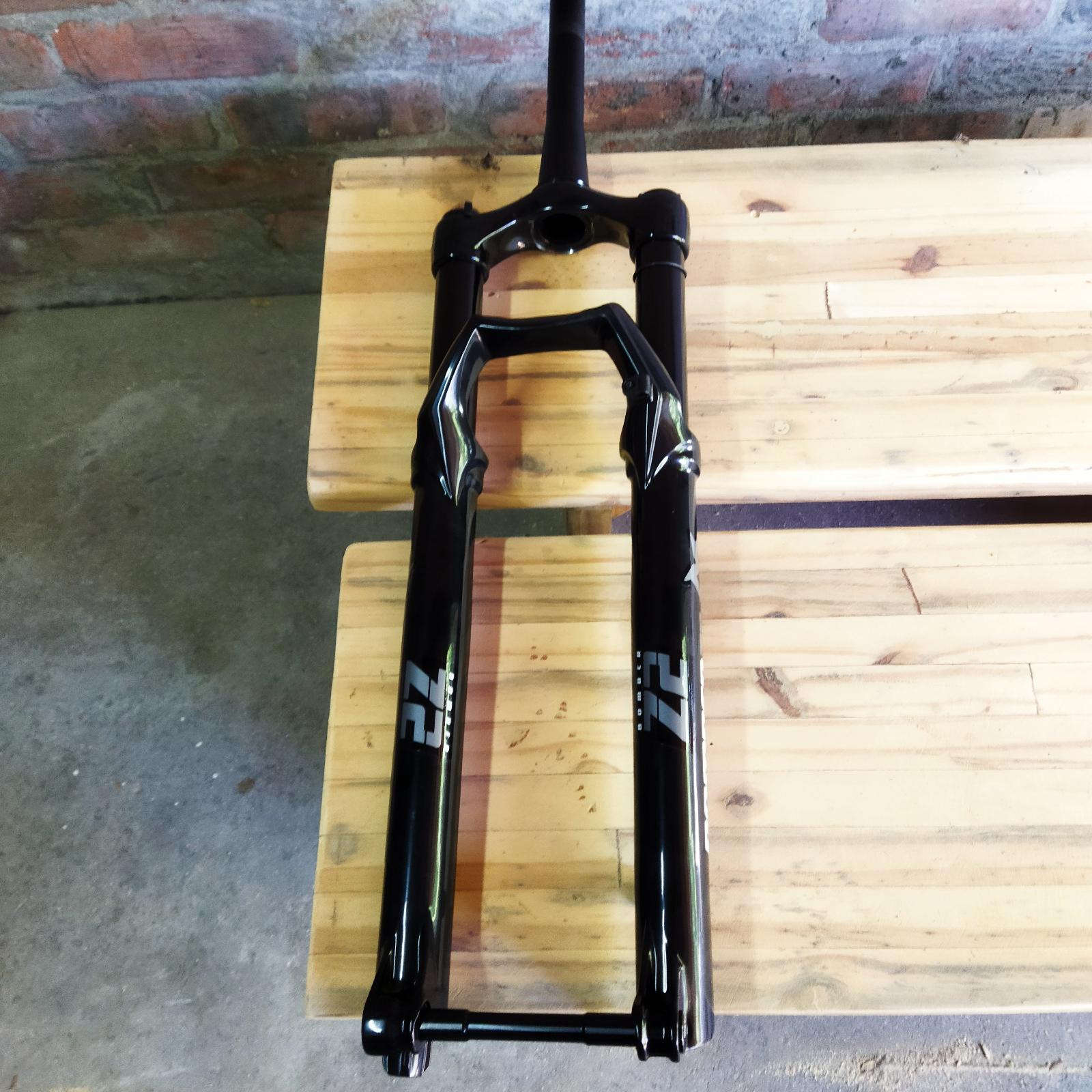 Marzocchi Bomber Z2 29 140mm Mountain Bike Forks Bike Hub