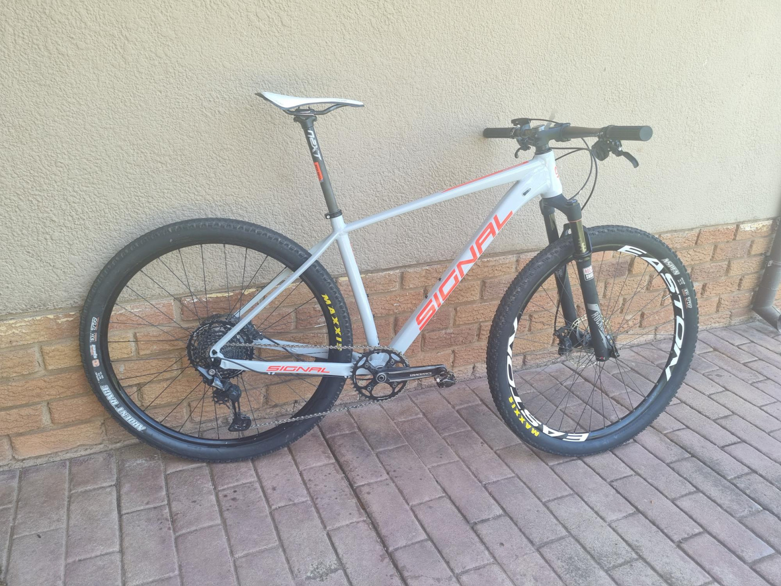 Signal s910 Hardtail Mountain Bikes Bike Hub