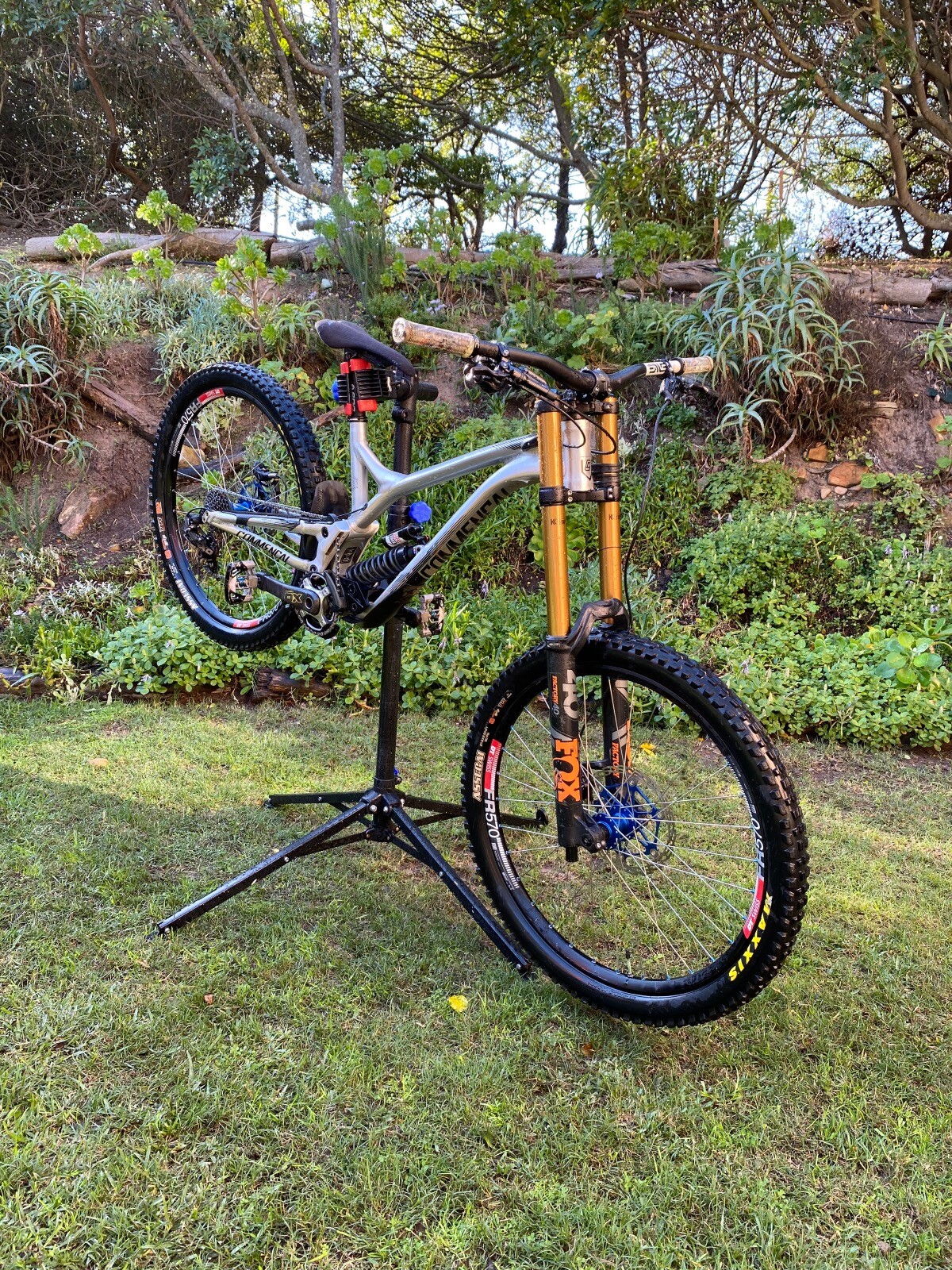 Commencal supreme v4 Downhill Bikes Bike Hub