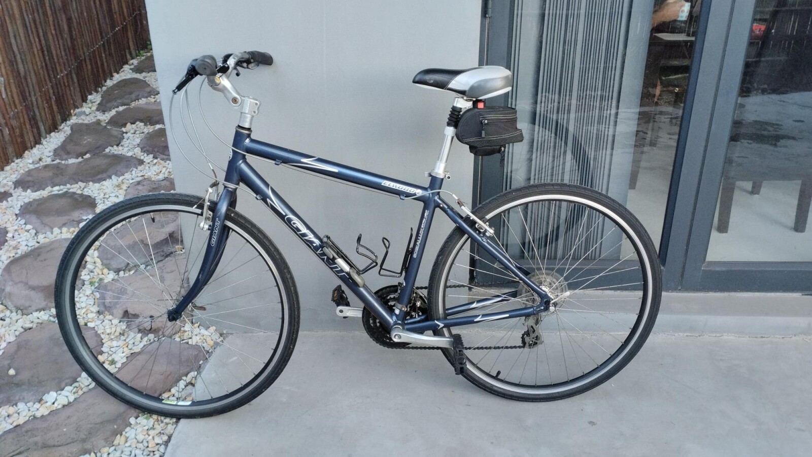 Giant 29 Inch Elwood Hybrid Aluminium bike Road Bikes Bike Hub