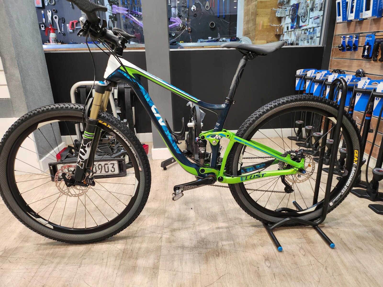 Giant LIV Advanced Womans Full Carbon | Dual Suspension Mountain Bikes ...