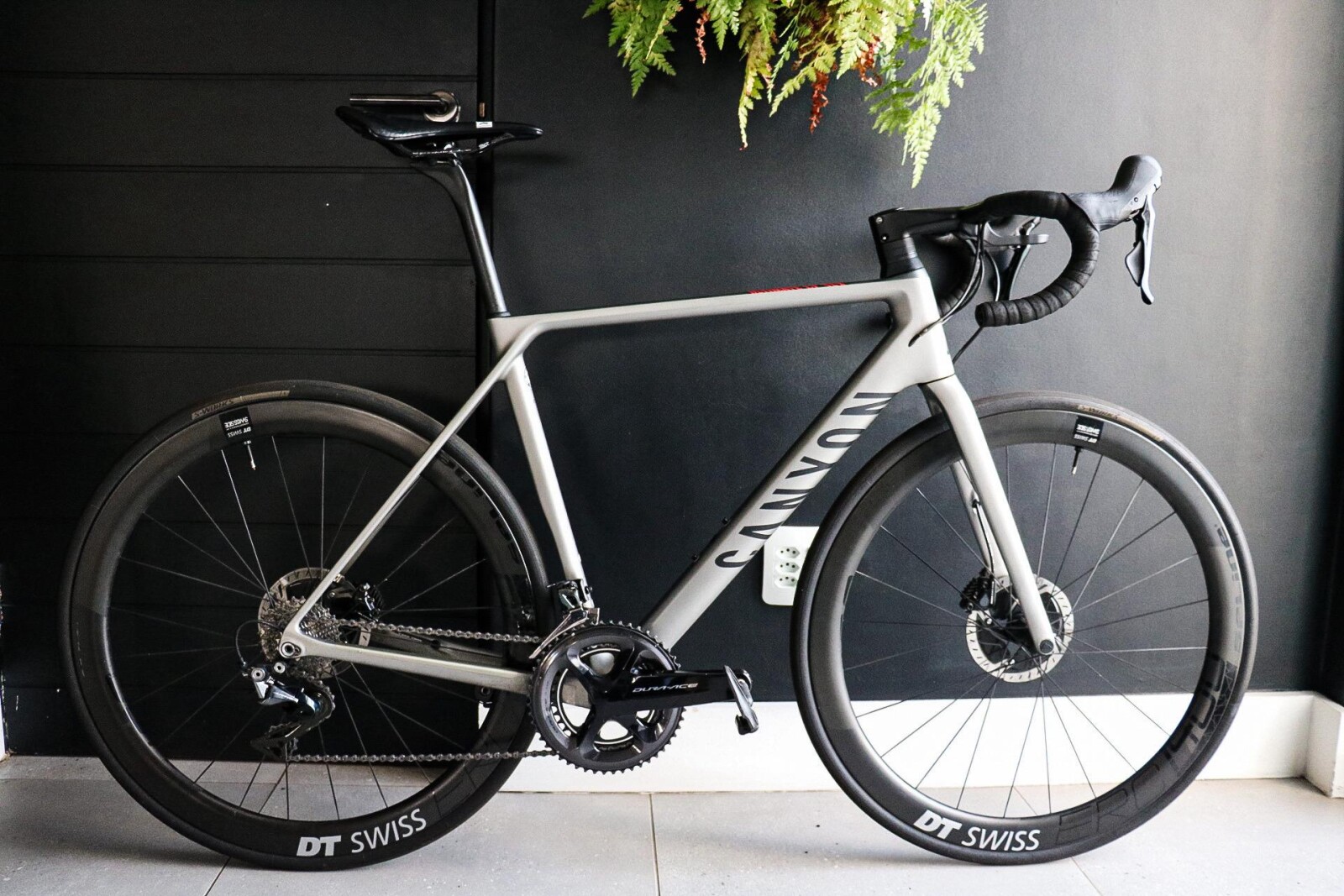 Canyon Ultimate CF SLX 9.0 - size M | Road Bikes | Bike Hub