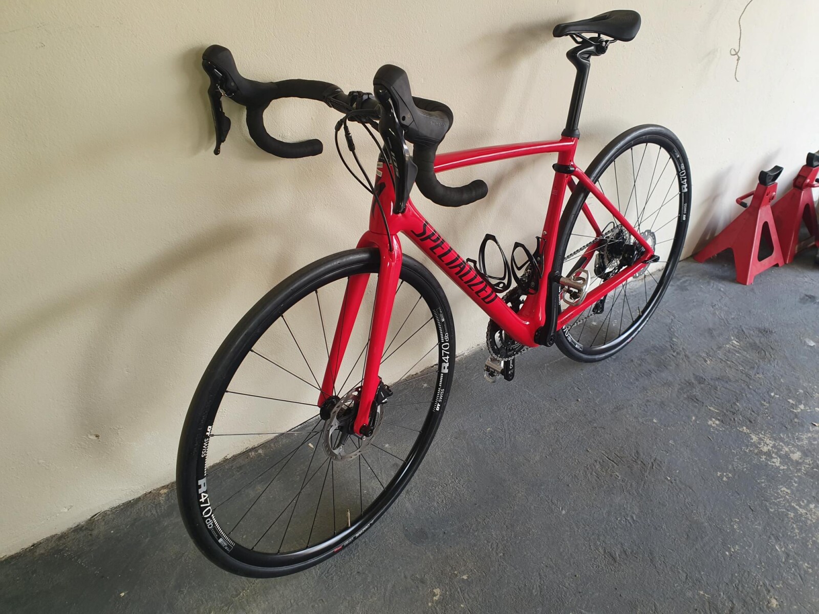 2017 Specialized Roubaix Comp Carbon | Road Bikes | Bike Hub