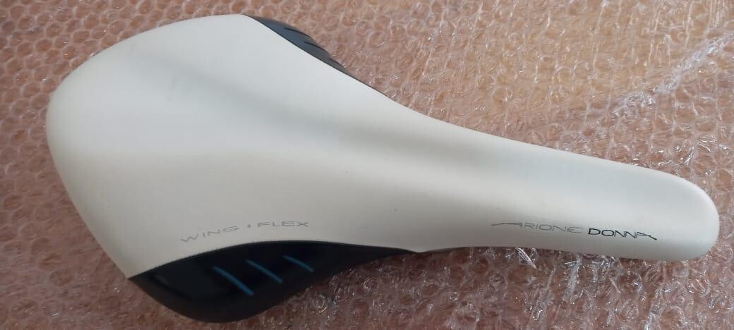 Selle Vélo Fizik Arione Wing Flex – Rails Titane, Noire – Fabriquée En Italie