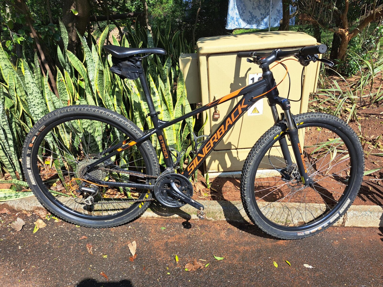 Silverback Mountain (M) Bike and Bicycle Rack | Hardtail Mountain Bikes ...