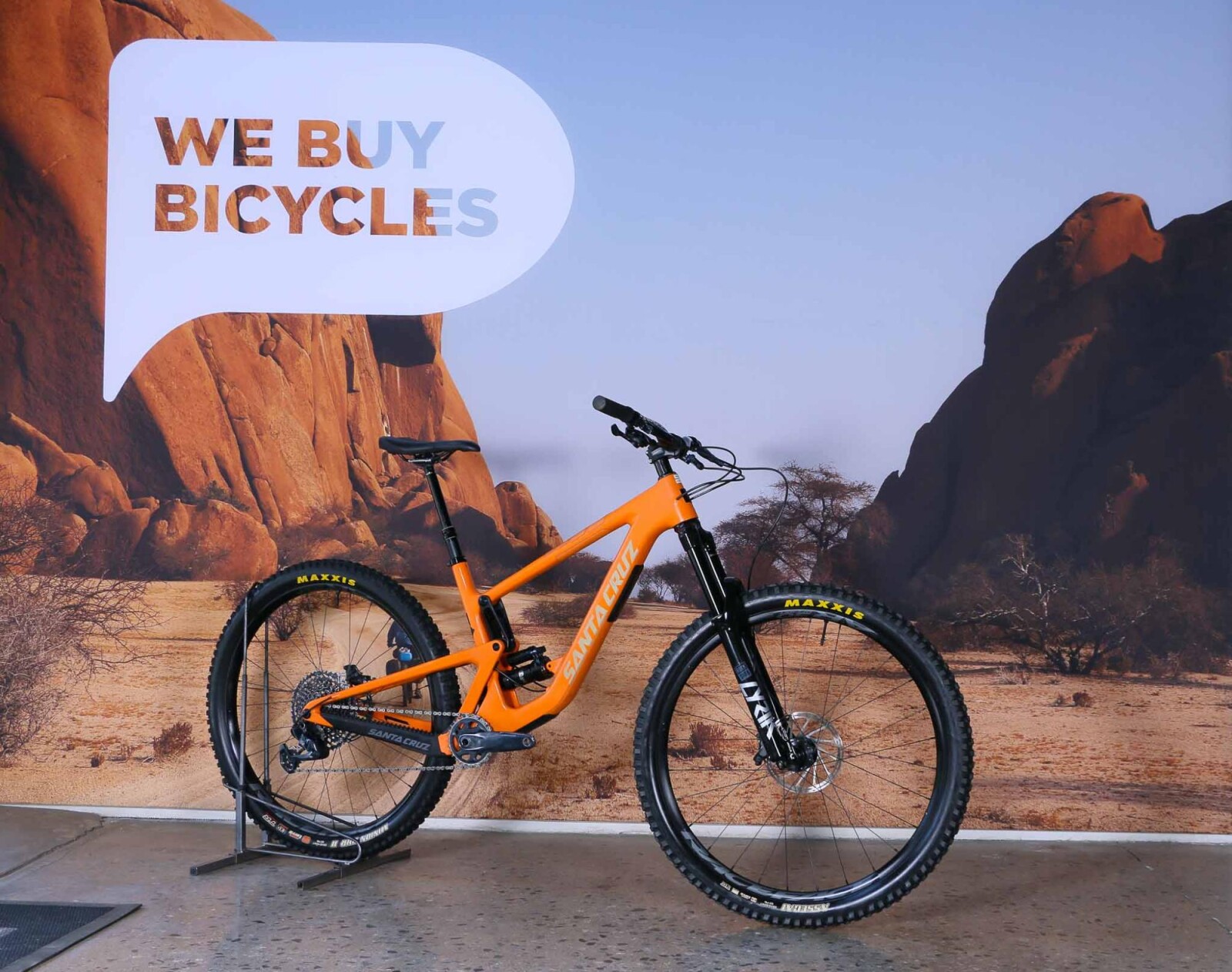 Pre-Oaned Santa Cruz Hightower cc (L) BM9956 Dual Suspension