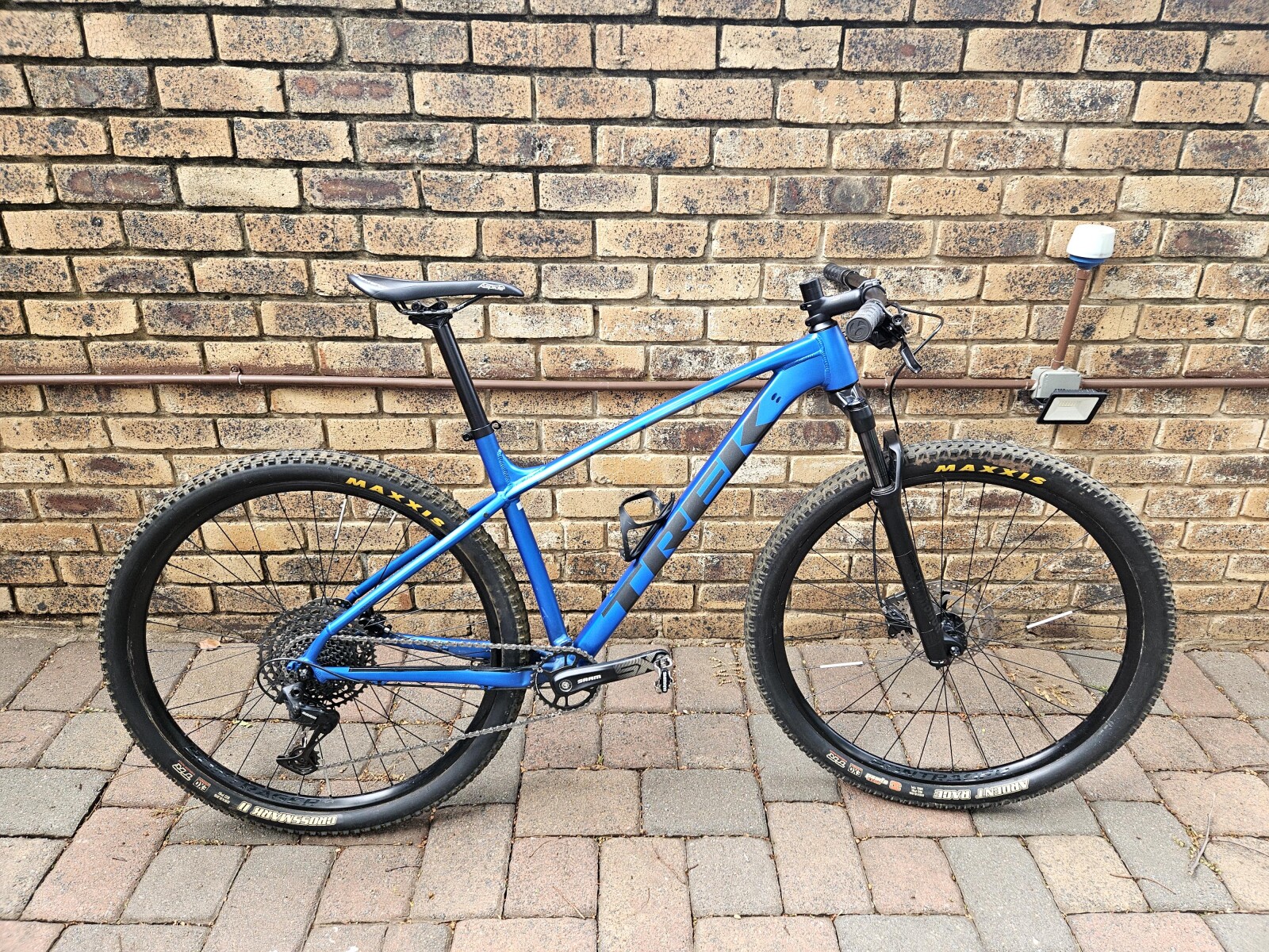 Trek X-Caliber 8 (L) Negotiable | Hardtail Mountain Bikes | Bike Hub