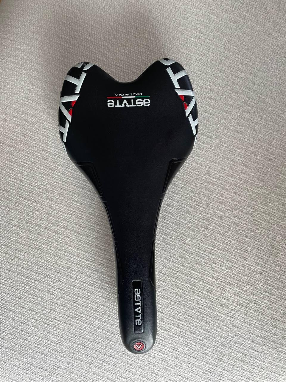 Selle De Vélo Astute Sky Lite VT 3.0 – Rail Carbone, 196g, Noir/orange, Made In Italy