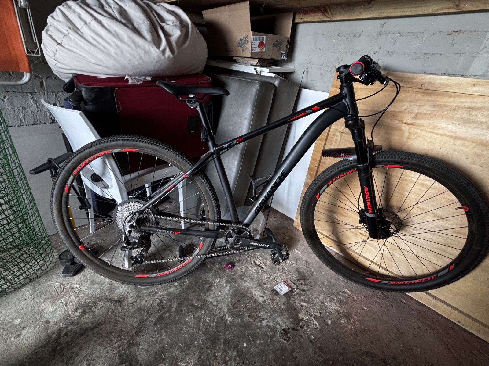 Avalanche Reflex Pro Hardtail Mountain Bikes Bike Hub