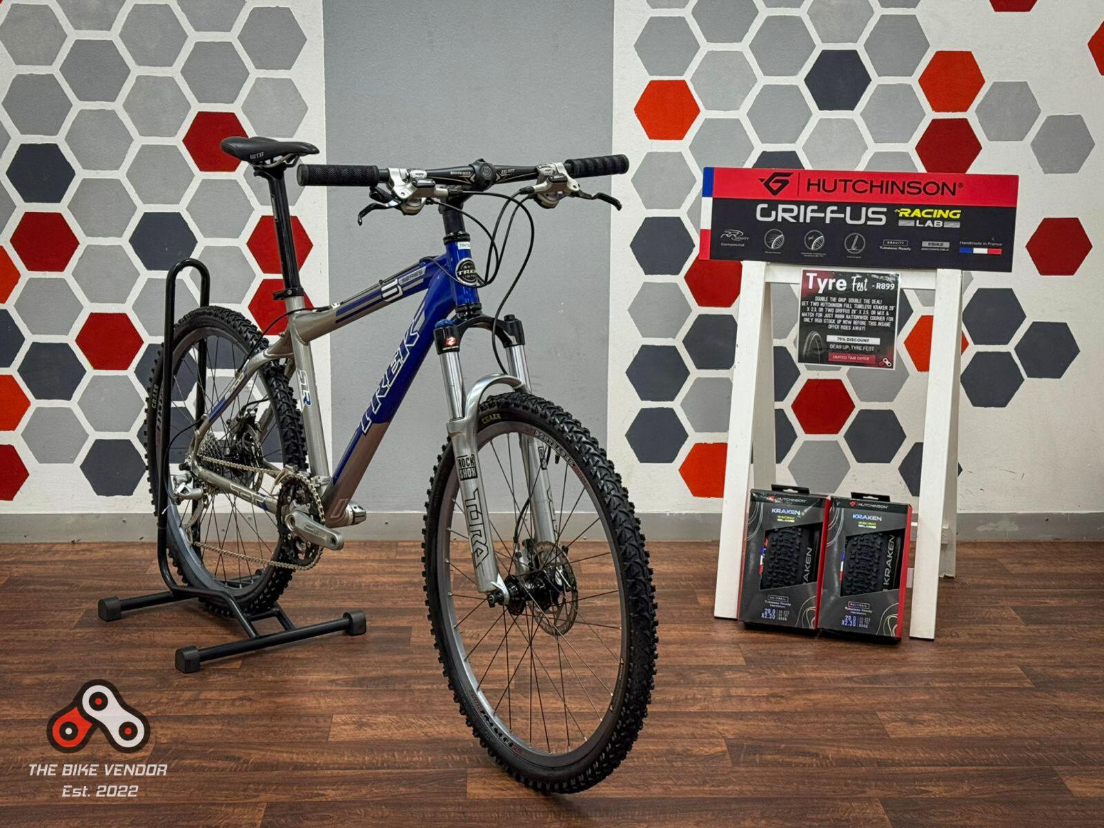 Trek Putting Air In A Bike Tire Trek Air Rush Electric Inflator