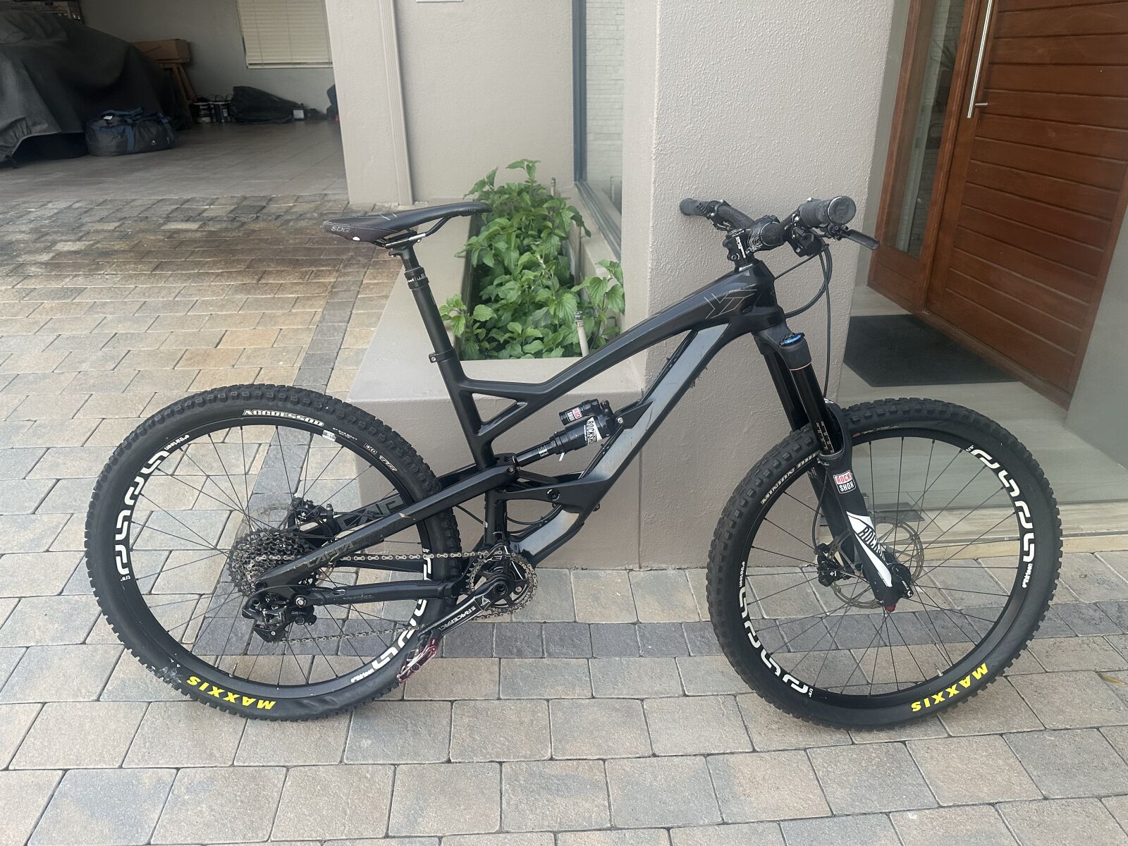 YT Capra CF black Dual Suspension Mountain Bikes Bike Hub