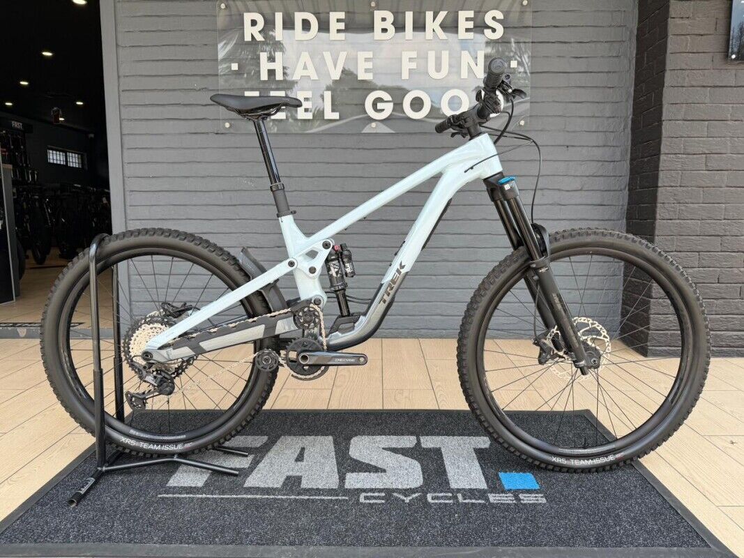 NEW Trek Slash 8 Gen 6 (L) | Dual Suspension Mountain Bikes | Bike Hub
