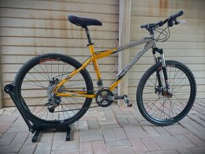 schwinn MESA2 DISC 26インチ　MTB Schwinn Mesa 2 21 Speed SWMS2MSWHTRD 26 Unisex Bicycle, M (Black