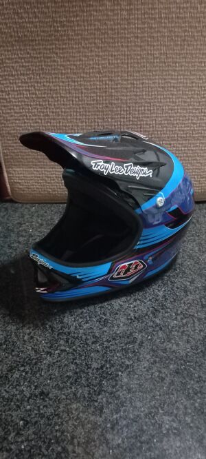 Troy Lee Designs D2 helmet | Helmets | Bike Hub