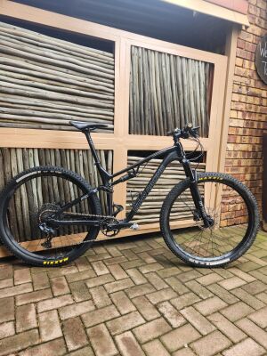 Devinci Dixon Carbon 26インチ フルサス MTB Devinci Dixon RXS Carbon – Singletrack World Magazine