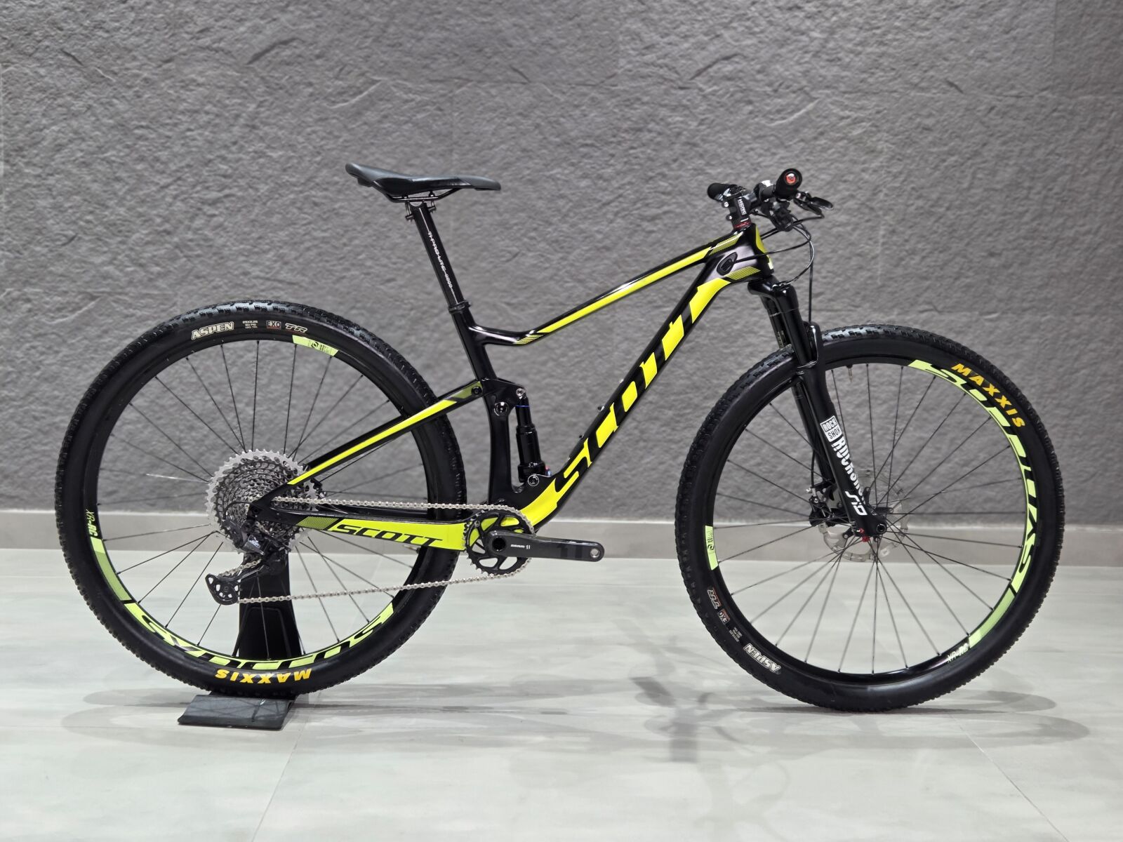 Scott Spark RC900 WC (M) **CARBON-12SPD-ROCKSHOX** | Dual