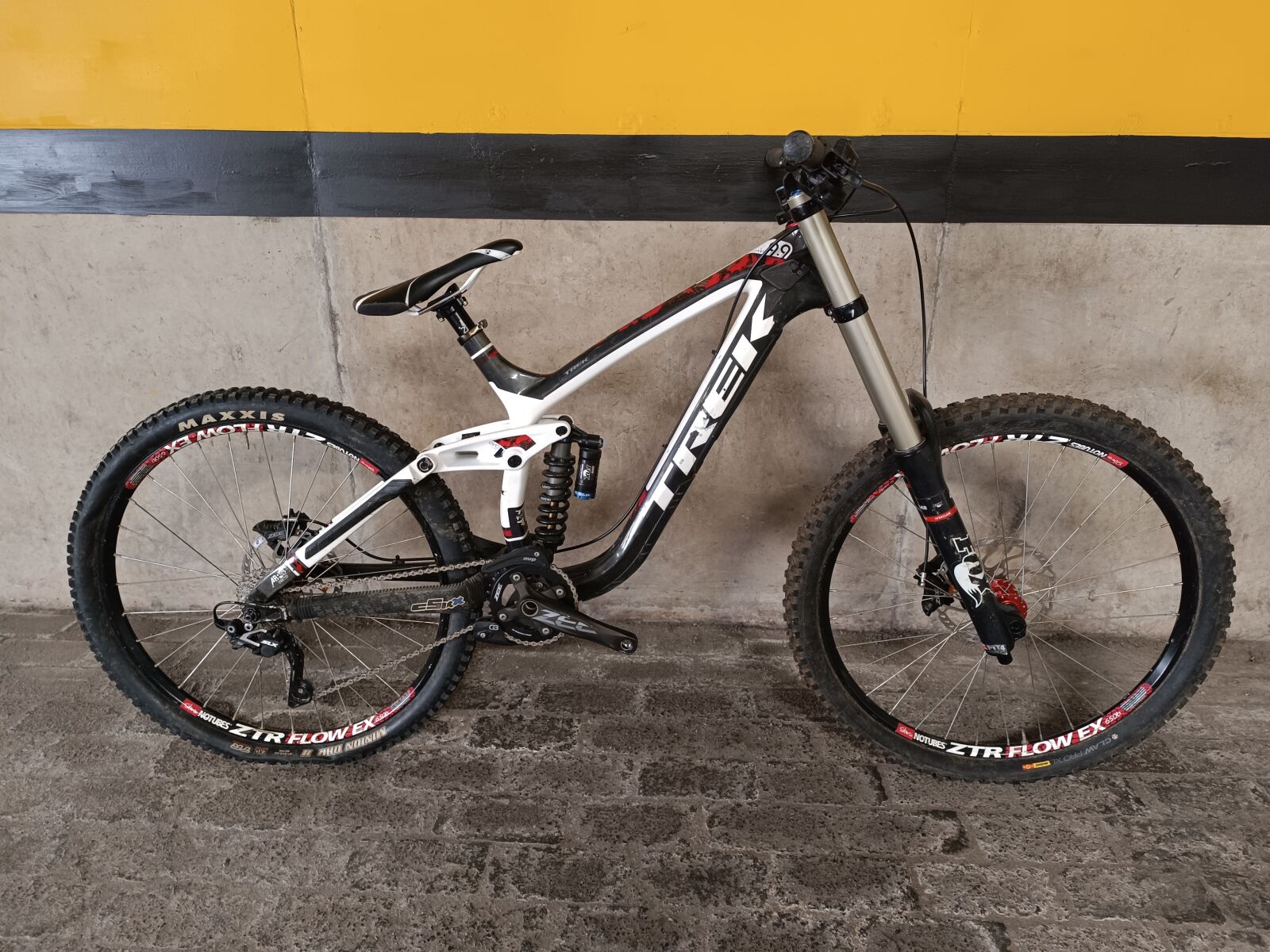 Trek Session 9.9 Team Issue carbon 27.5