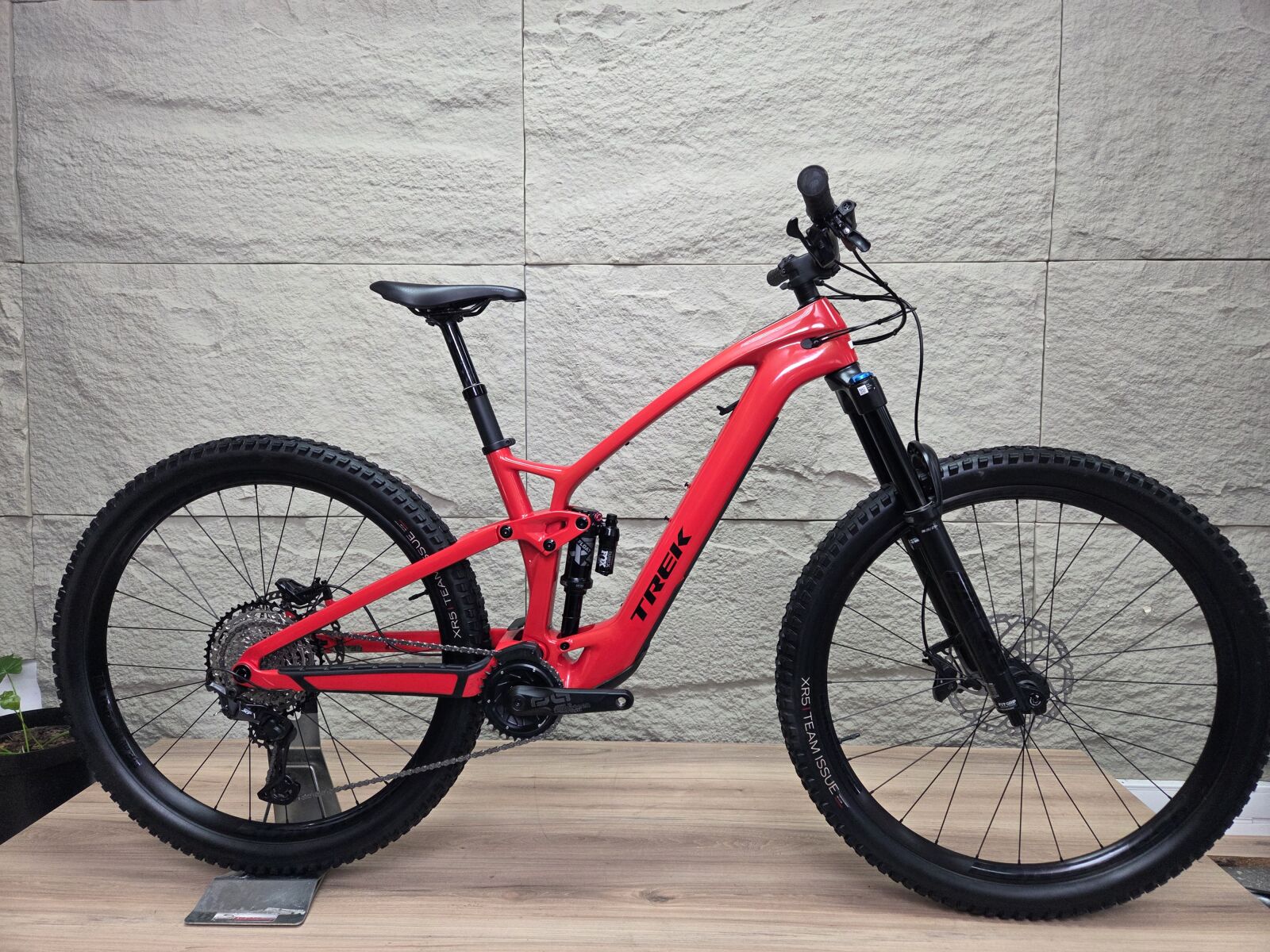 70 Trek Fuel EX-e 9.7 (M) **CARBON-FOX-12SPD-8KMS** | Dual Suspension